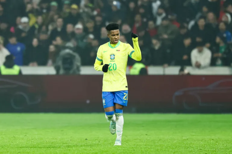 L'attaccante brasiliano n. 20 Estevao festeggia dopo aver segnato il primo gol del Brasile dal dischetto durante l'amichevole internazionale di calcio tra Brasile e Tunisia allo Stade Pierre-Mauroy, a Villeneuve-d'Ascq, nel nord della Francia, il 18 novembre 2025. (Foto di Sameer Al-DOUMY / AFP)