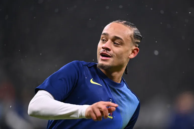 Xavi Simons, centrocampista olandese del Tottenham Hotspur, si riscalda prima della partita di calcio dell'ottavo giorno della UEFA Champions League League tra Eintracht Francoforte e Tottenham Hotspur a Francoforte, Germania occidentale, il 28 gennaio 2026.