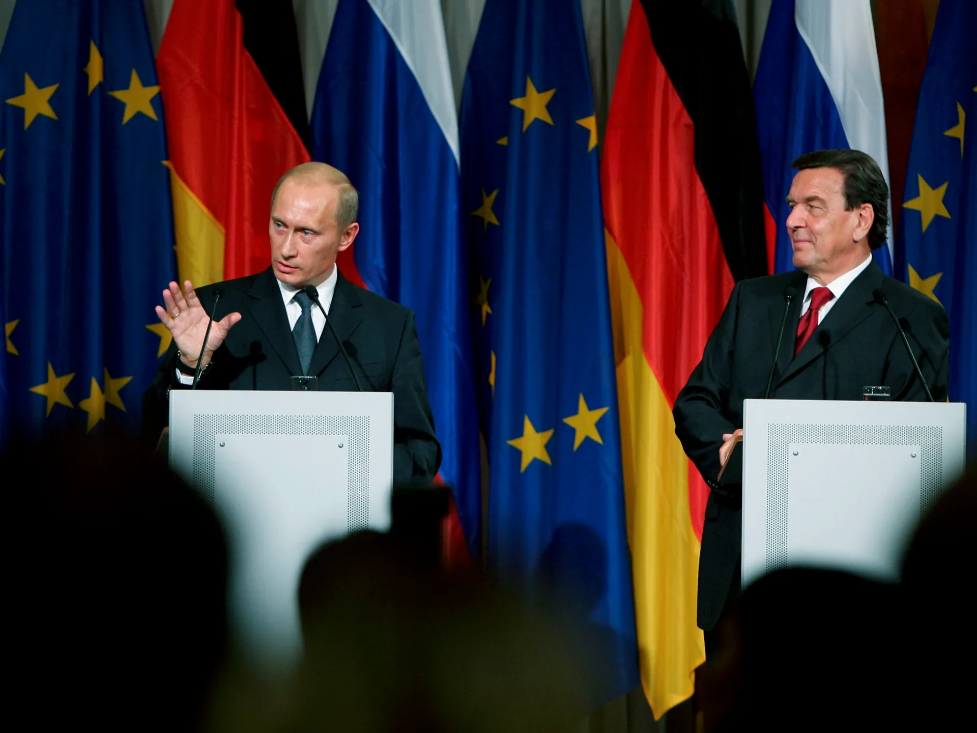 Chi è Gerhard Schroeder, scelto da Putin per la mediazione dei colloqui di pace in Ucraina?