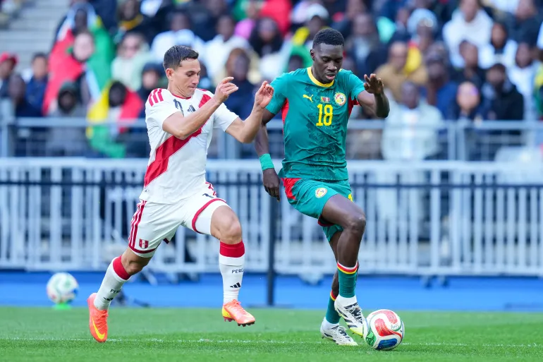 PARIGI, FRANCIA - 28 MARZO: Ismaila Sarr del Senegal corre con la palla durante la partita amichevole internazionale tra Senegal e Perù allo Stade de France il 28 marzo 2026 a Parigi, Francia. (Foto di Franco Arland/Getty Images)