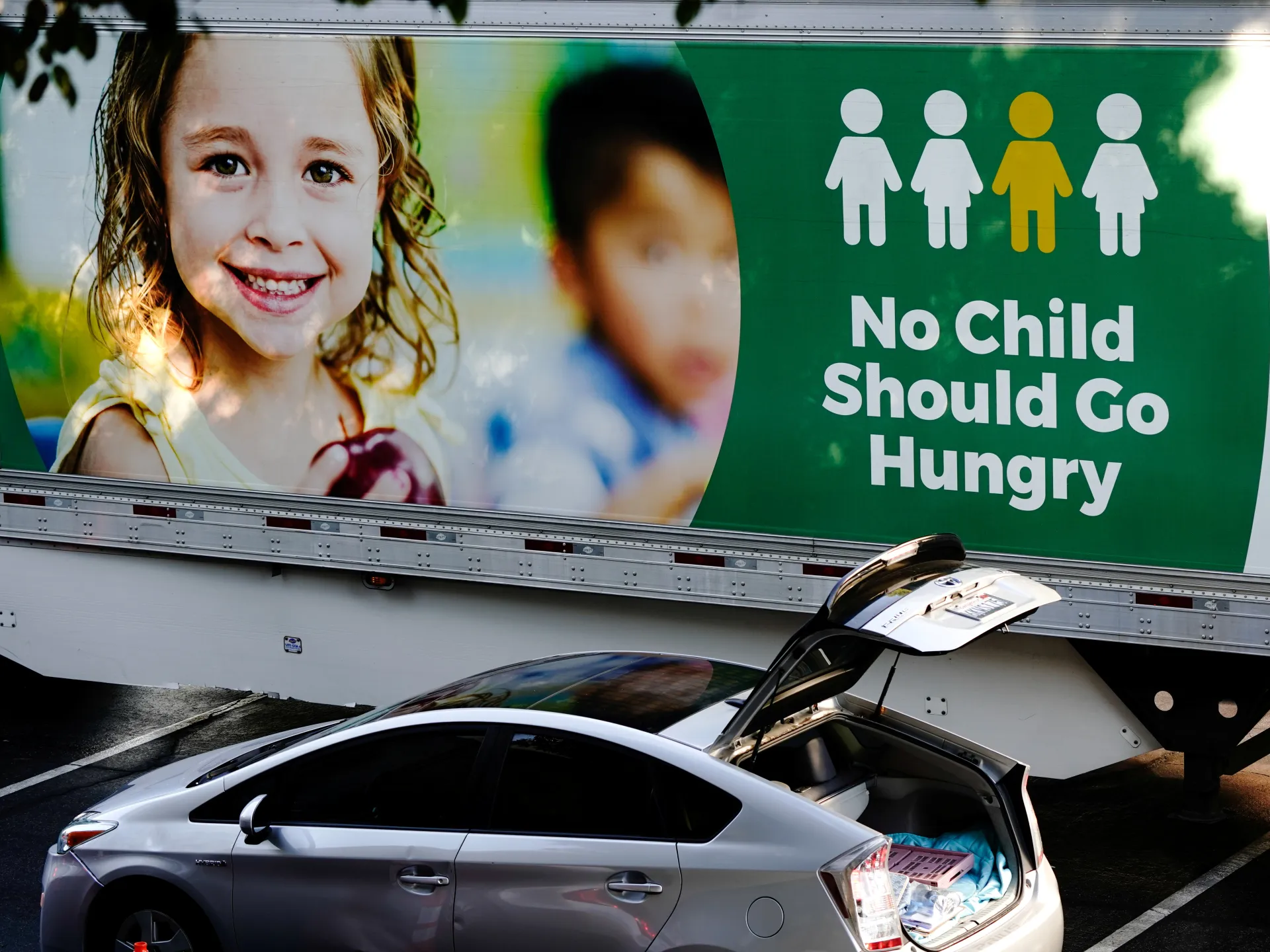 Con i tagli ai benefici alimentari incombenti negli Stati Uniti, i californiani tengono d’occhio le tasse miliardarie