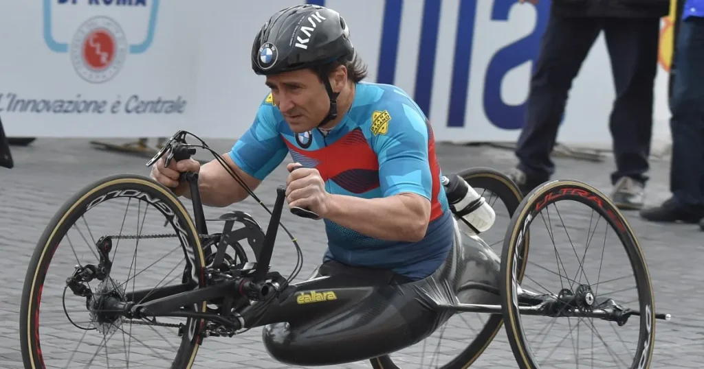 È morto all'età di 59 anni l'ex pilota di Formula 1 diventato campione paralimpico Alex Zanardi
