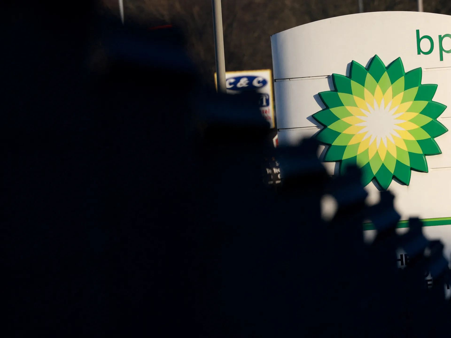 Gli Stati dovrebbero tassare i profitti derivanti dal petrolio per finanziare l’uscita dalla crisi