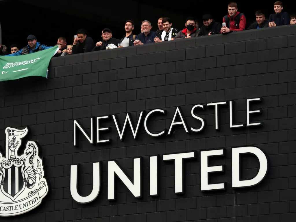 Howe afferma che il desiderio di successo dei proprietari sauditi al Newcastle rimane invariato