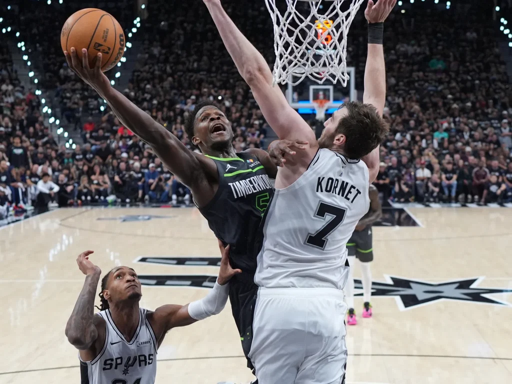 I Timberwolves vincono e pareggiano la serie dei playoff dopo l'espulsione di Wembanyama degli Spurs