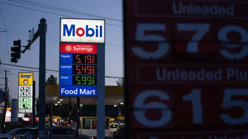 Il gas statunitense raggiunge i 4,30 dollari al gallone; Trump dice che i prezzi scenderanno dopo la guerra con l’Iran