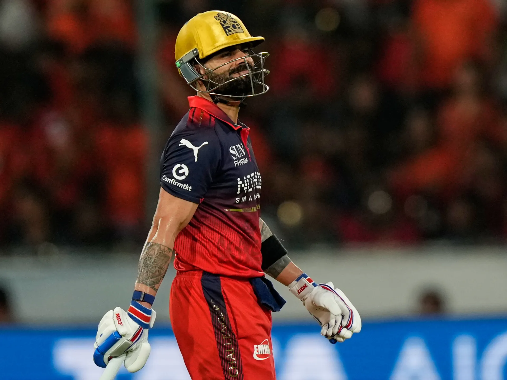 Kohli rifiuta la stretta di mano dopo l'acceso scontro Hyderabad-Bengalore all'IPL