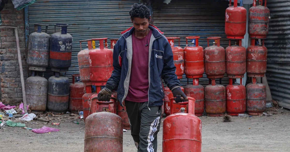 L’India aumenta i prezzi del carburante mentre la crisi iraniana si fa sentire