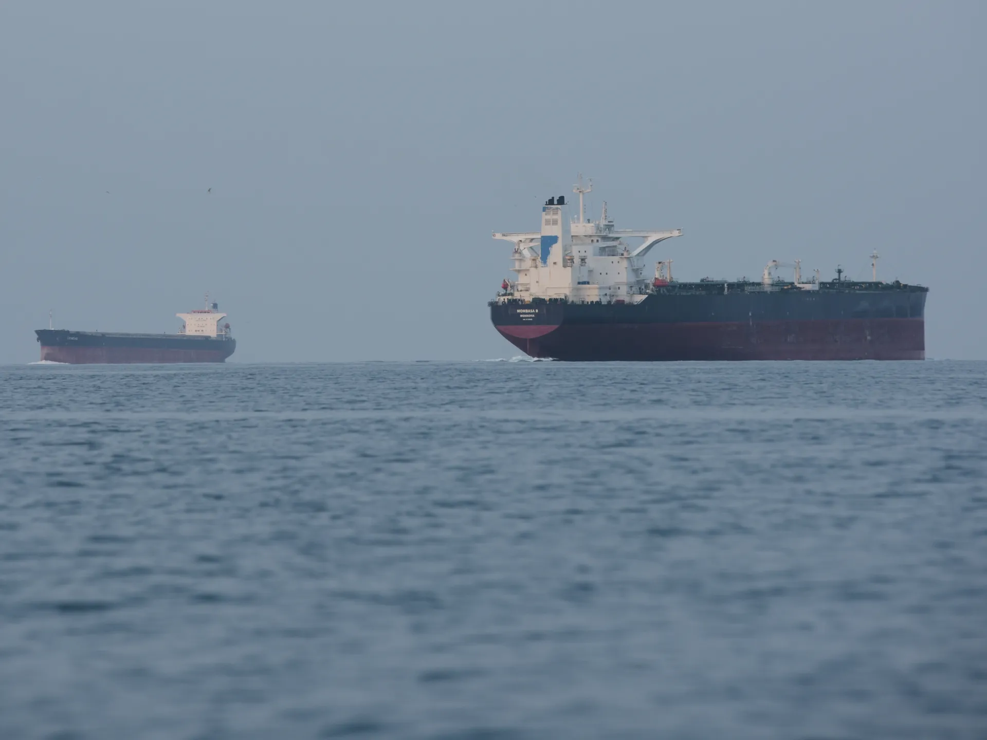 L'Iran avverte gli Stati Uniti di rimanere fuori da Hormuz dopo che Trump ha affermato che gli Stati Uniti "guideranno" le navi