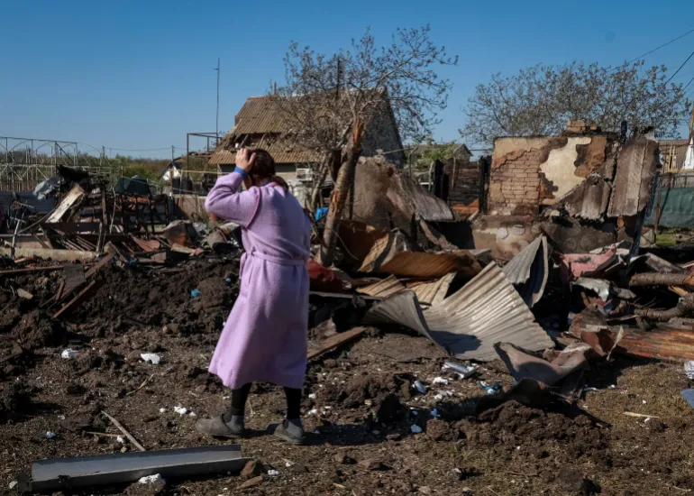 Un residente cammina sul luogo di un attacco di droni russi, nel mezzo dell'attacco russo all'Ucraina, vicino alla città di Chornomorsk, regione di Odesa, Ucraina, 3 maggio 2026. REUTERS/Nina Liashonok IMMAGINI TPX DEL GIORNO