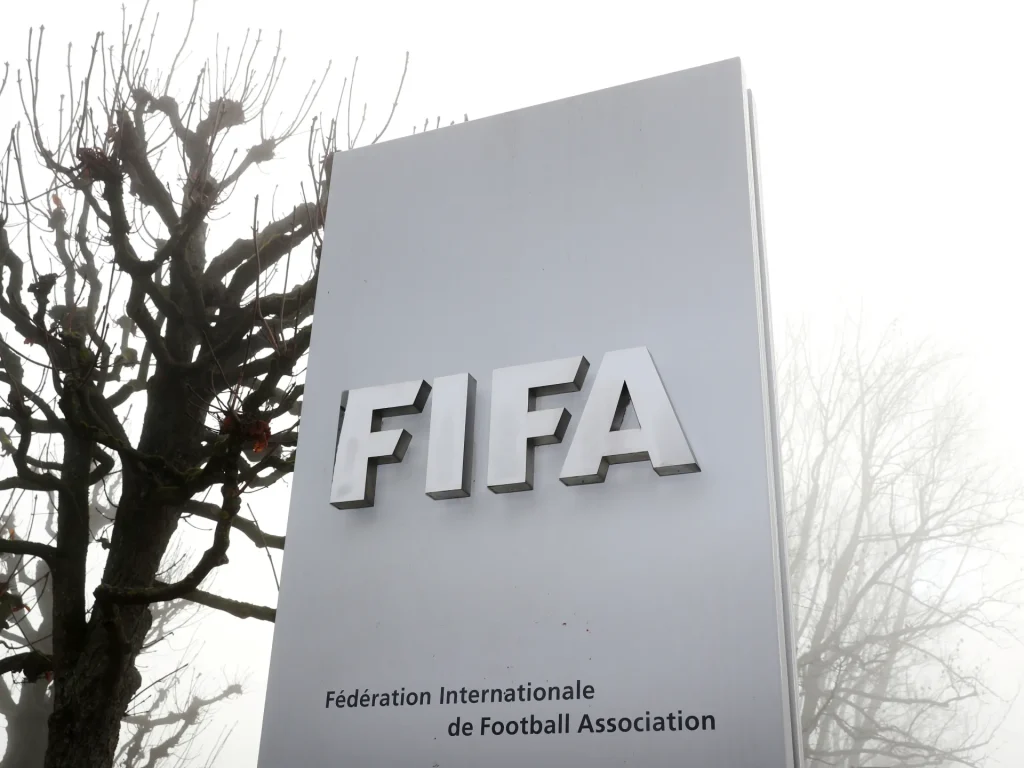 La FIFA ha tagliato l'arbitro della Coppa del Mondo in seguito all'arresto per presunta violenza sessuale nel Regno Unito