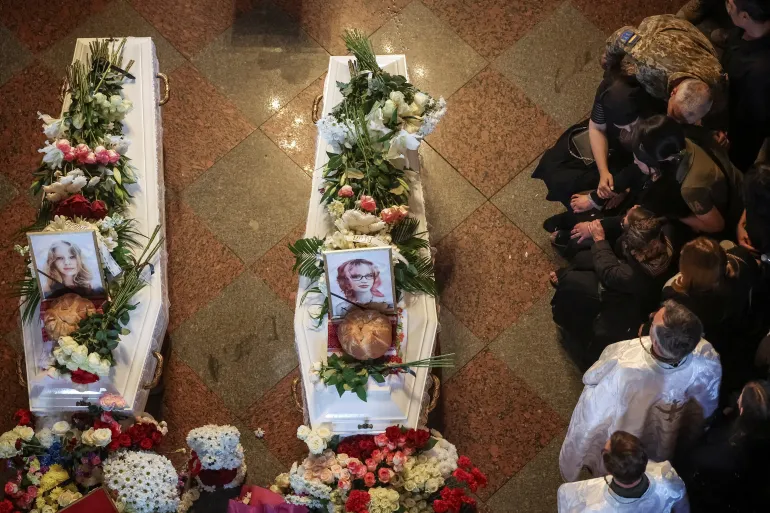 Familiari e amici partecipano a una cerimonia funebre per le sorelle Vira, 17 anni, e Liubava, 12 anni, Yakovlievas, uccise in un mortale attacco missilistico russo sul loro edificio di appartamenti il 14 maggio, durante l'attacco della Russia all'Ucraina, nella cattedrale dalle cupole dorate di San Michele a Kiev, Ucraina, il 19 maggio 2026. REUTERS/Alina Smutko IMMAGINI TPX DEL GIORNO