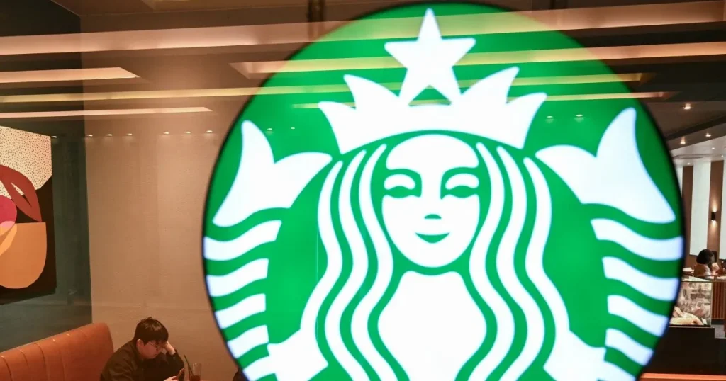 L'amministratore delegato di Starbucks Corea è stato licenziato per una promozione che evocava una repressione militare