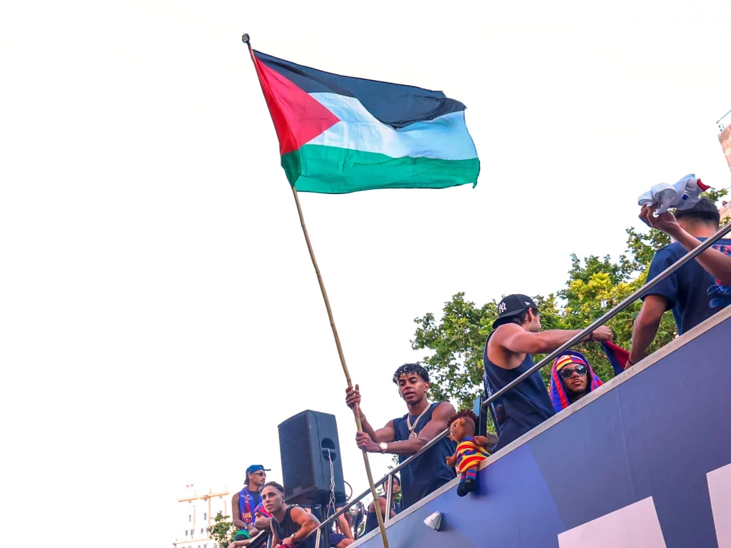 L'sventola della bandiera palestinese di Lamine Yamal acclamata da tifosi, attivisti e atleti