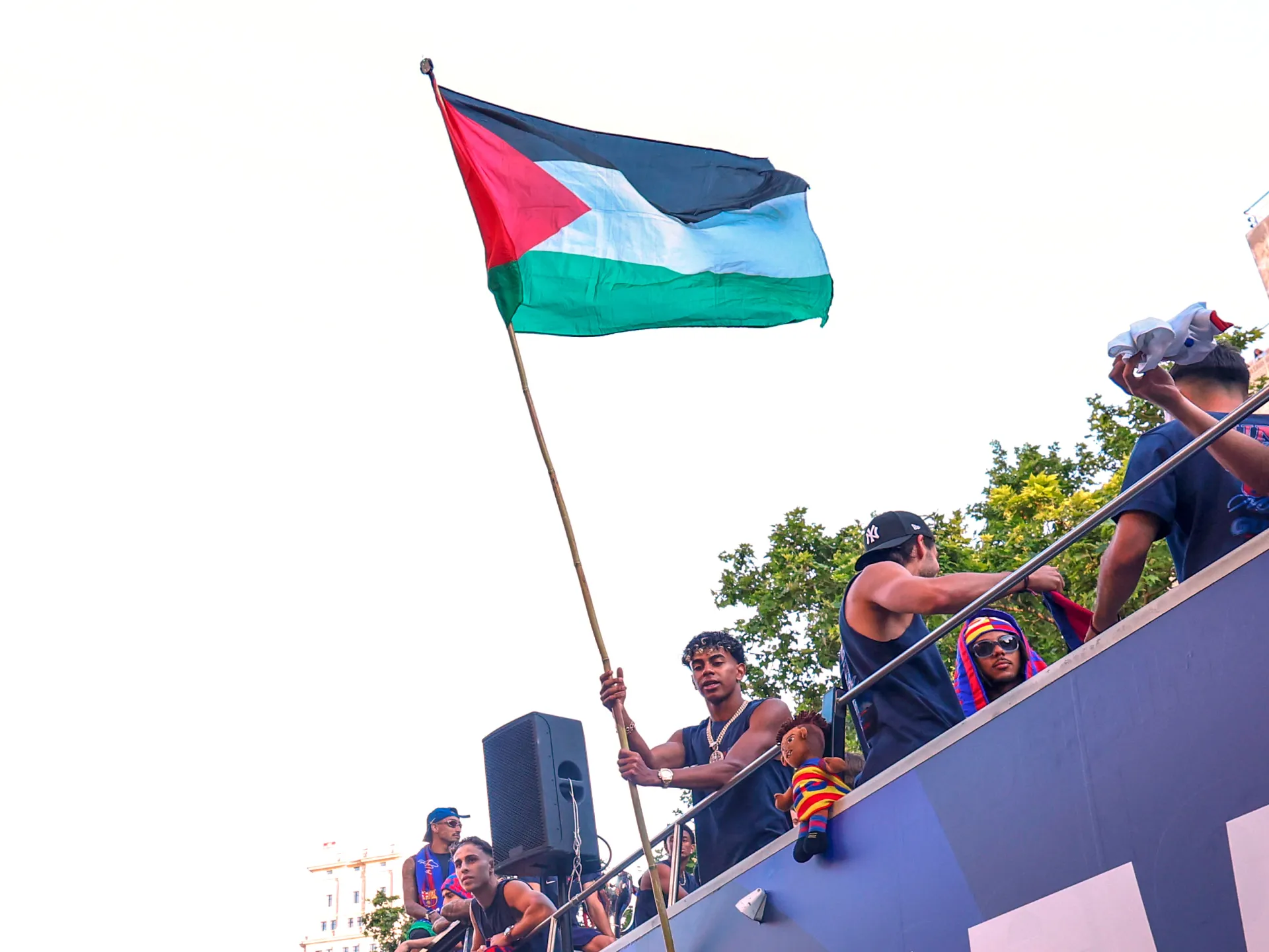 L'sventola della bandiera palestinese di Lamine Yamal acclamata da tifosi, attivisti e atleti