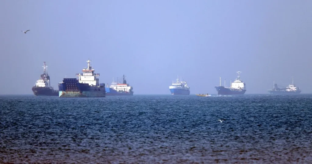 Marittimi intrappolati nel limbo mentre Stati Uniti e Iran si scontrano nello Stretto di Hormuz