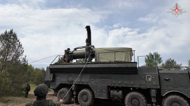 I membri del servizio montano un missile su un lanciamissili russo Iskander-M durante esercitazioni delle forze nucleari in una località non identificata in Bielorussia, in questa immagine fissa tratta dal filmato rilasciato il 21 maggio 2026. Ministero della Difesa russo/Handout tramite REUTERS ATTENZIONE REDATTORI - QUESTA IMMAGINE È STATA FORNITA DA TERZE PARTI. NESSUNA RIVENDITA. NESSUN ARCHIVIO. CREDITO OBBLIGATORIO. FILIGRANA DALLA FONTE.