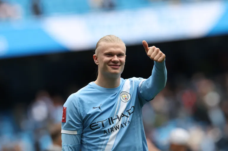 L'attaccante norvegese n. 09 Erling Haaland di Manchester City festeggia in campo dopo aver segnato una tripletta, dopo la partita di calcio dei quarti di finale della fa Cup inglese tra Manchester City e Liverpool all'Etihad Stadium di Manchester, nel nord-ovest dell'Inghilterra, il 4 aprile 2026.