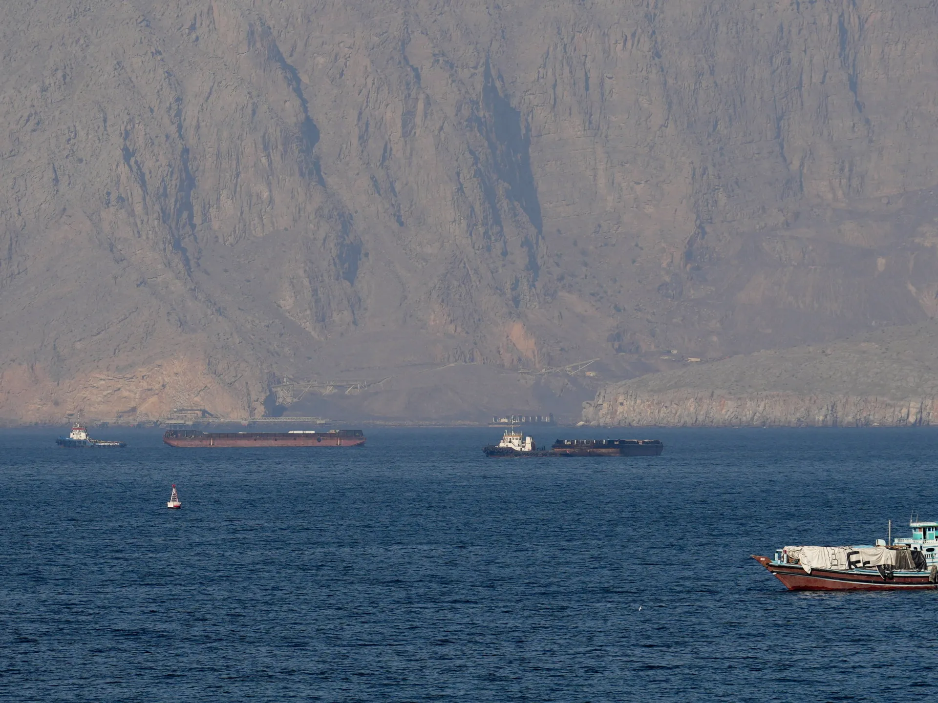 Sulle tracce della flotta ombra: come l’Iran è riuscito a sfuggire al blocco navale statunitense a Hormuz