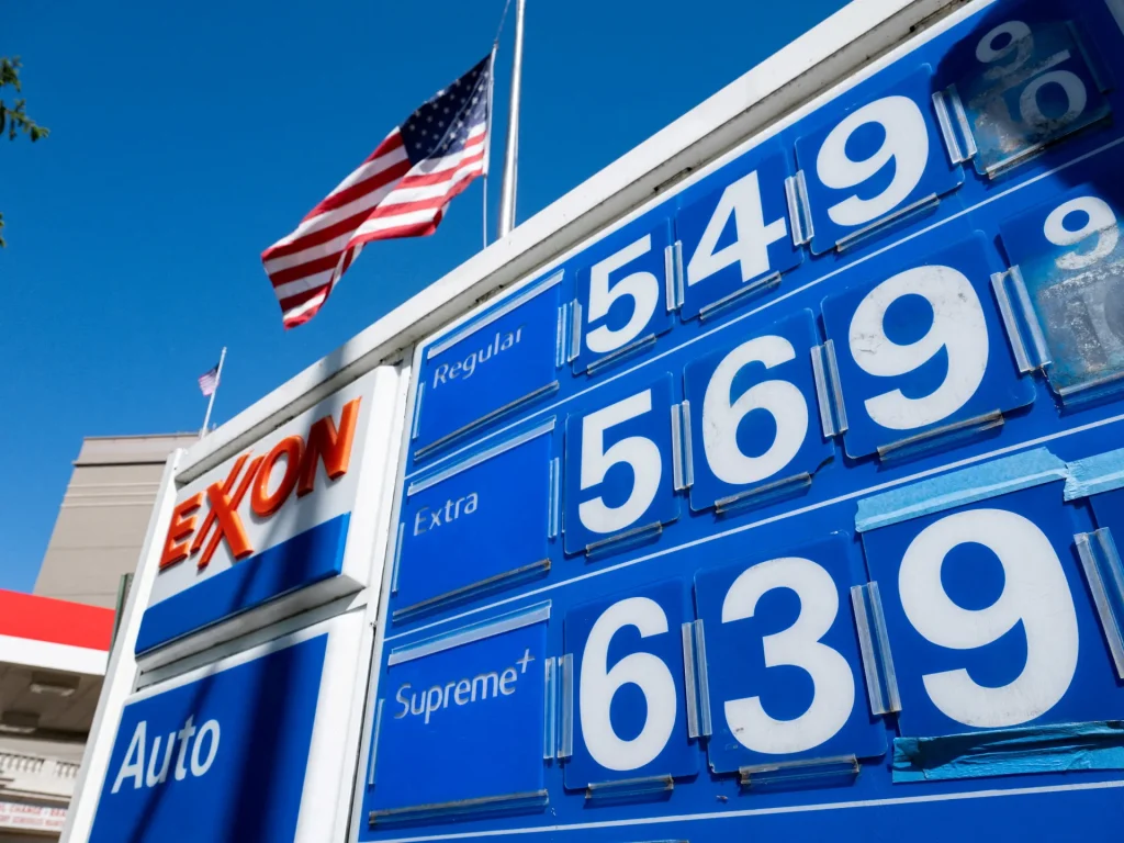 Trump dice che sospenderà la tassa sulla benzina a causa dell’impennata dei prezzi del carburante negli Stati Uniti
