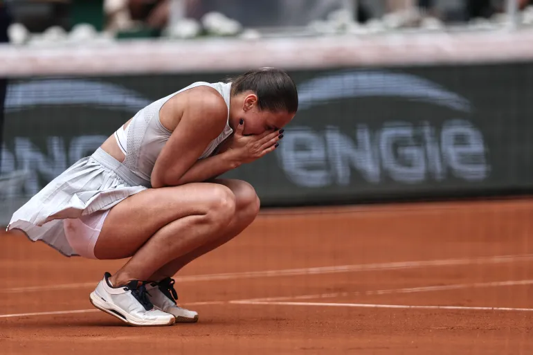 L'ucraina Marta Kostyuk festeggia dopo aver vinto contro la polacca Iga Swiatek al termine della partita del singolare femminile dell'ottavo giorno del torneo di tennis Open di Francia sul campo Philippe-Chatrier al complesso Roland-Garros di Parigi il 31 maggio 2026. (Foto di Anne-Christine POUJOULAT / AFP)