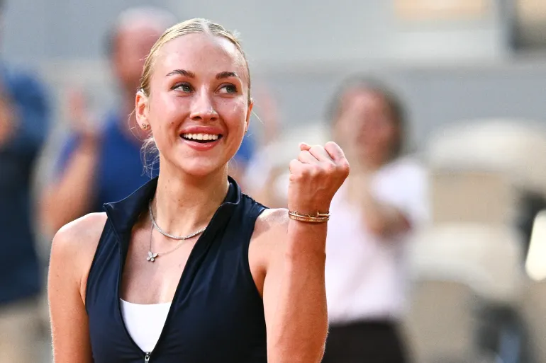 L'austriaca Anastasia Potapova festeggia dopo aver vinto contro la statunitense Coco Gauff al termine della partita del singolare femminile del settimo giorno del torneo di tennis Open di Francia sul campo Philippe-Chatrier al complesso Roland-Garros di Parigi il 30 maggio 2026. (Foto di JULIEN DE ROSA / AFP)