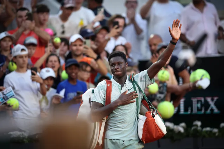 Il francese Moise Kouame saluta la folla mentre lascia il campo alla fine della partita del suo singolare maschile contro Alejandro Tabilo del Cile il settimo giorno del torneo di tennis Open di Francia sul campo Suzanne-Lenglen al complesso Roland-Garros di Parigi il 30 maggio 2026. (Foto di Anne-Christine POUJOULAT / AFP)