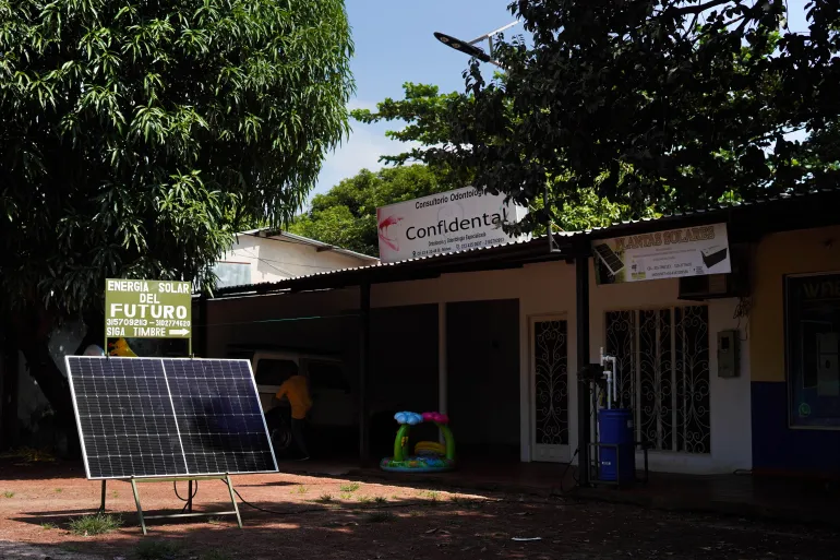 Il governo colombiano sta promuovendo la transizione energetica attraverso l’energia solare a Vichada, in Amazzonia.
