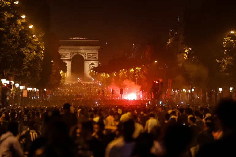 I tifosi del PSG si riuniscono sugli Champs-Elysees dopo che il club ha vinto la finale di UEFA Champions League tra Paris Saint-Germain (PSG) e Arsenal FC giocata a Budapest, a Parigi, il 30 maggio 2026. (Foto di ROMEO BOETZLE / AFP)