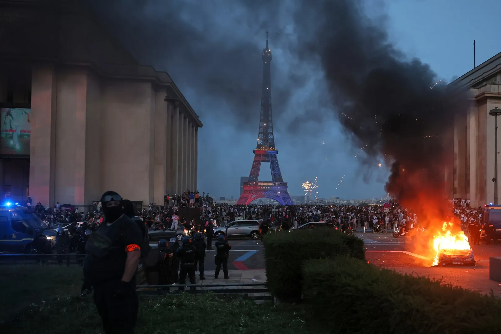 La Francia arresta centinaia di rivoltosi a livello nazionale mentre il PSG vince la Champions League