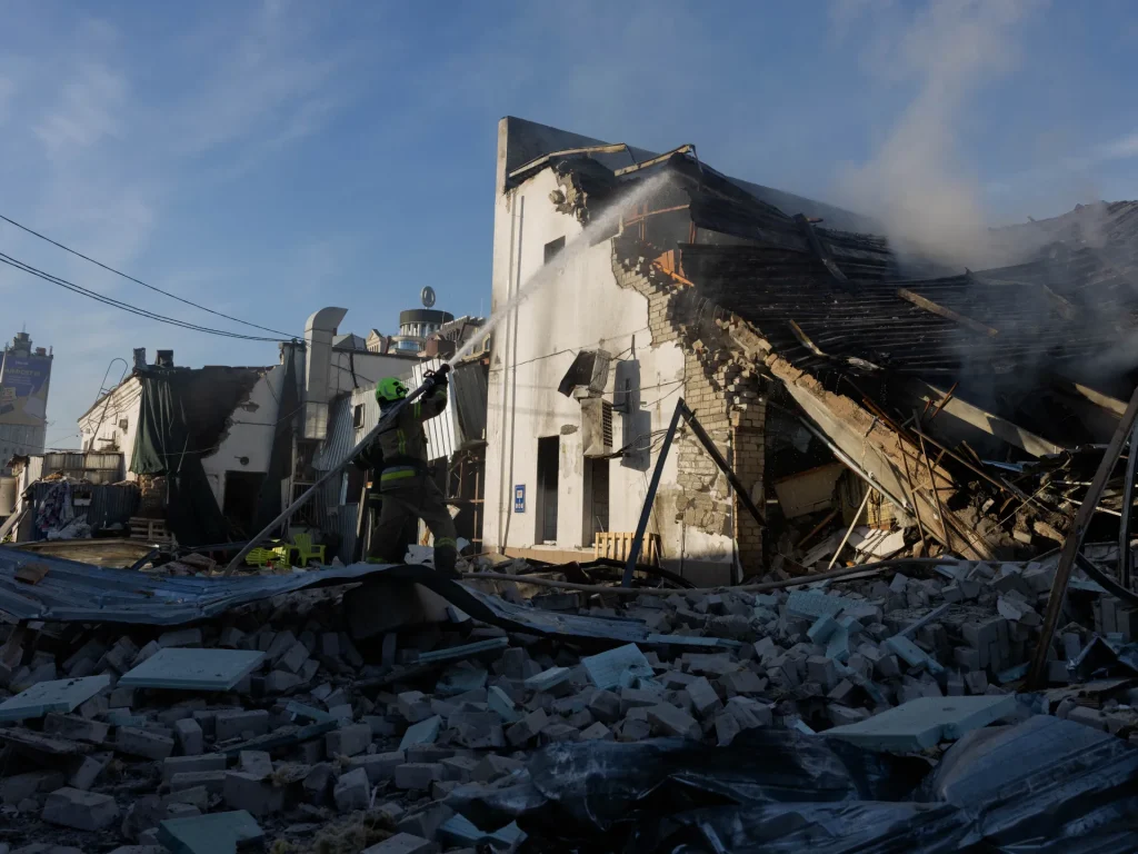 Almeno 12 persone uccise e decine ferite negli attacchi russi all'Ucraina