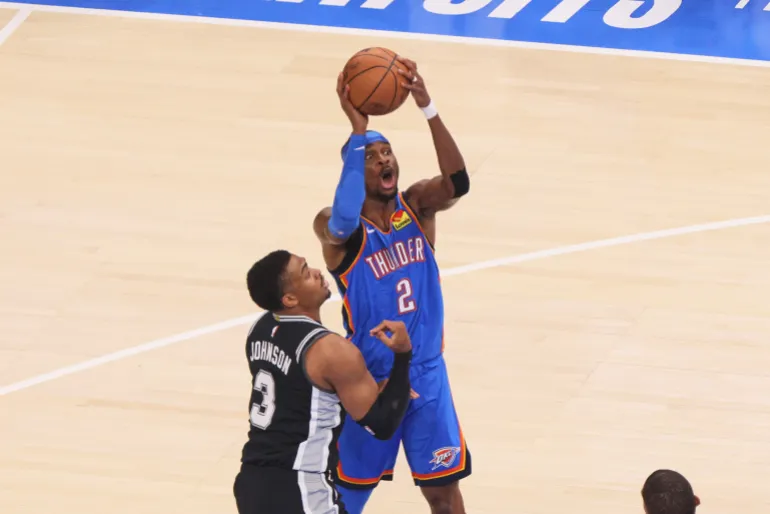 La guardia di Oklahoma City Thunder Shai Gilgeous-Alexander (2) spara contro Keldon Johnson (3) in avanti di San Antonio Spurs nella prima metà di Gara 7 delle finali della Western Conference della serie di playoff di basket NBA sabato 30 maggio 2026, a Oklahoma City. (AP Photo/Nate Fatturazione)