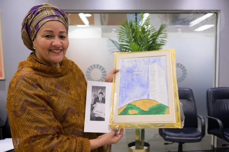 Amina Mohammed tiene in mano il dipinto di Muhammad Ali
