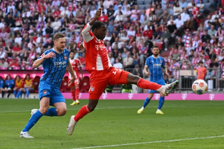 Calcio Calcio - Bundesliga - Bayern Monaco v 1. FC Heidenheim - Allianz Arena, Monaco di Baviera, Germania - 2 maggio 2026 Nicolas Jackson di Bayern Monaco in azione con 1. Patrick Mainka REUTERS/Angelika Warmuth del FC Heidenheim LE NORMATIVE DFL VIETANO QUALSIASI USO DI FOTOGRAFIE COME SEQUENZE DI IMMAGINI E/O QUASI-VIDEO.