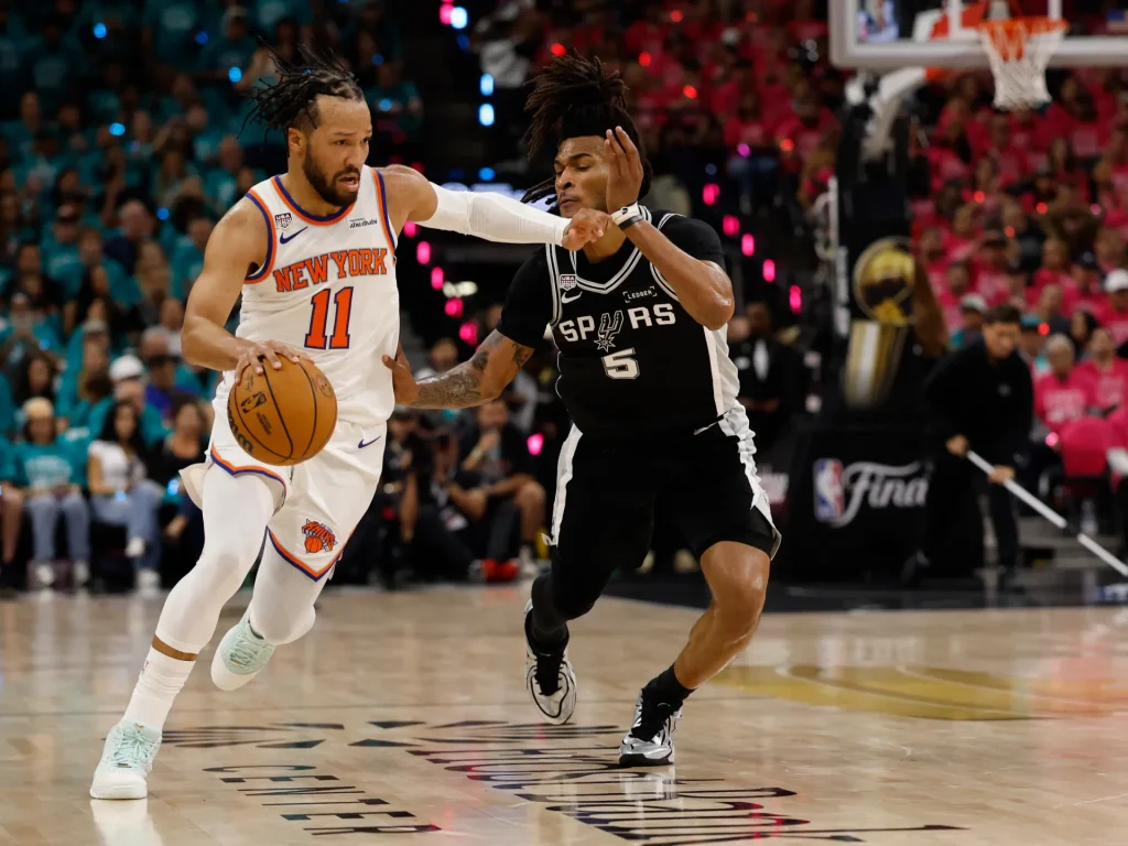 Brunson segna 30 punti mentre i Knicks sconvolgono gli Spurs nell'apertura delle finali NBA