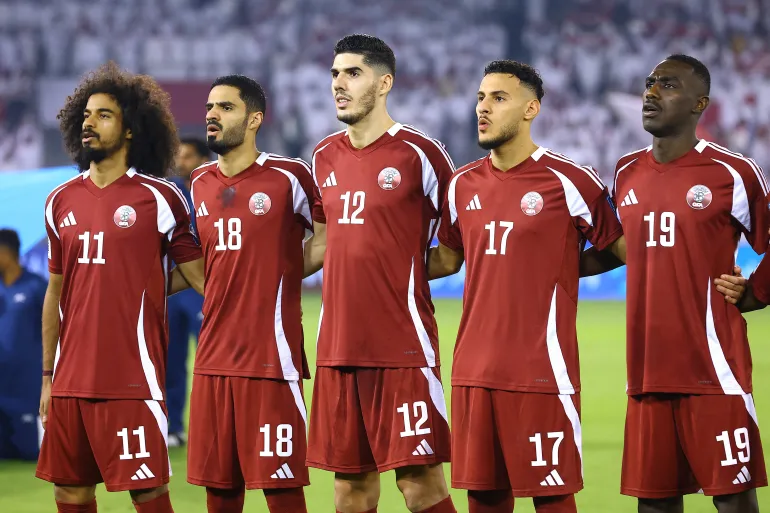 Calcio Calcio - Coppa del mondo FIFA - Qualificazioni AFC - Gruppo A - Qatar v Emirati Arabi Uniti - Stadio Jassim Bin Hamad, Doha, Qatar - 14 ottobre 2025 Akram Afif del Qatar, Sultan al-Brake, Karim Boudiaf, Mohamed Naceur Almanai e Almoez Ali durante gli inni nazionali prima della partita REUTERS/Ibraheem al Omari