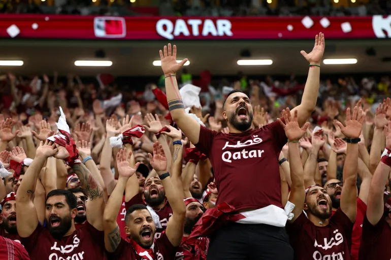 FILE FOTO: Calcio Calcio - Coppa del mondo FIFA Qatar 2022 - Gruppo A - Qatar v Ecuador - Stadio al Bayt, al Khor, Qatar - 20 novembre 2022 i tifosi del Qatar reagiscono all'interno dello stadio prima della partita REUTERS/Kai Pfaffenbach/file Photo