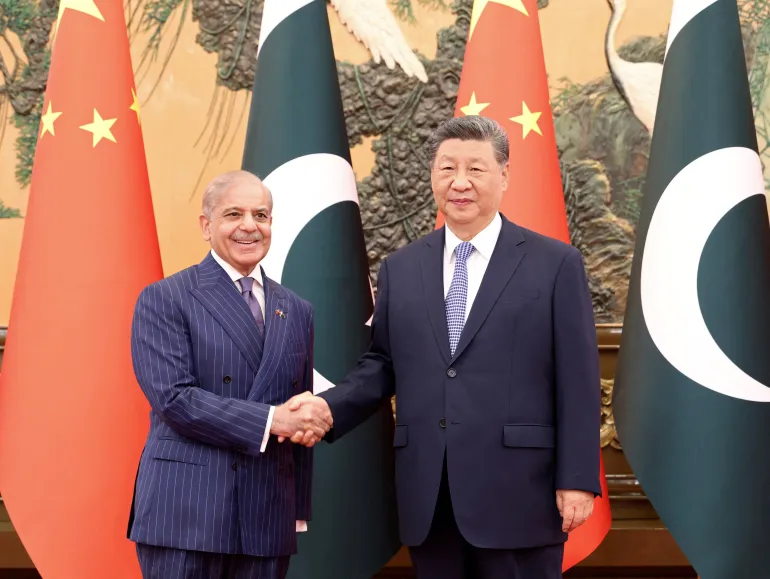 Il presidente cinese Xi Jinping e il primo ministro pakistano Shehbaz Sharif si stringono la mano nella Grande Sala del Popolo a Pechino, Cina, il 25 maggio 2026. China Daily via REUTERS ATTENZIONE REDATTORI: QUESTA IMMAGINE È STATA FORNITA DA TERZE PARTI. LA CINA FUORI. NESSUNA VENDITA COMMERCIALE O EDITORIALE IN CINA. IMMAGINI TPX DEL GIORNO