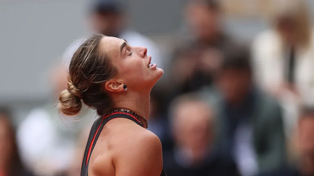 Sabalenka è l'ultima uscita shock dell'Open di Francia mentre Shnaider vince i quarti di finale