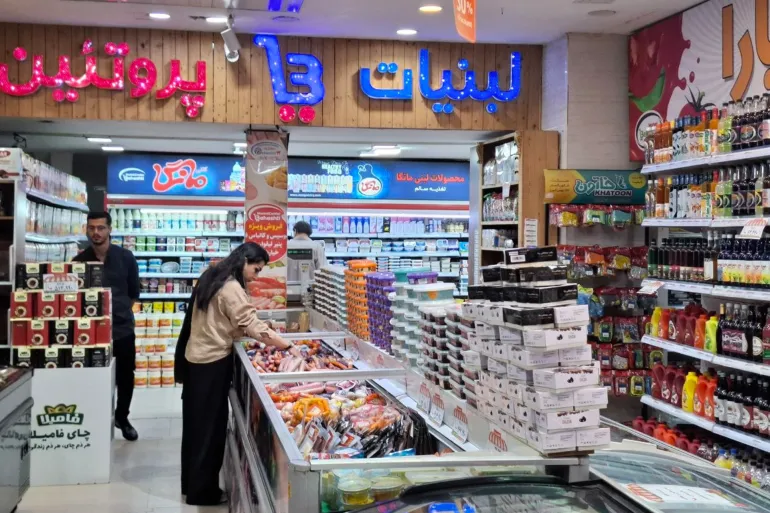 Abbondanza di frutta e verdura nei negozi nonostante i prezzi elevati (Oltre La Linea)