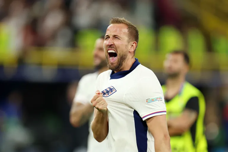Il calciatore festeggia la vittoria.