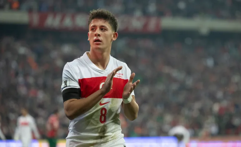 epa12528242 Arda Guler (a sinistra) della Turchia gesticola durante le qualificazioni UEFA per la Coppa del Mondo FIFA 26 tra Turchia e Bulgaria a Bursa, Turchia, 15 novembre 2025. EPA/TOLGA BOZOGLU