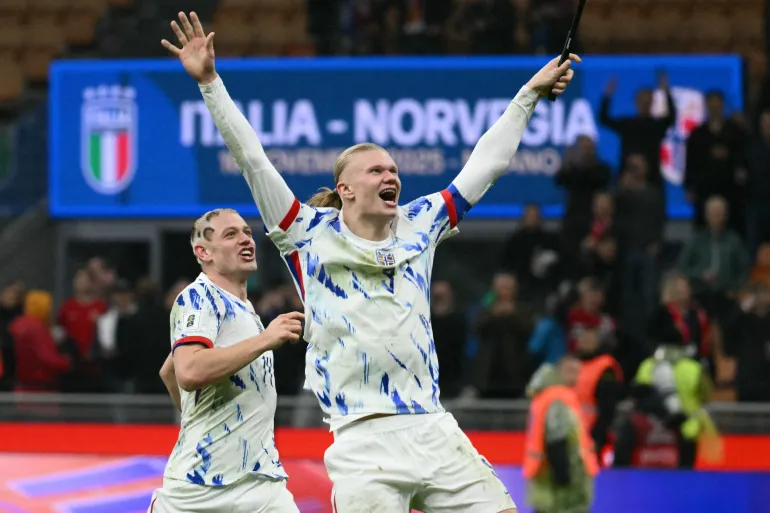 Erling Haaland reagisce.