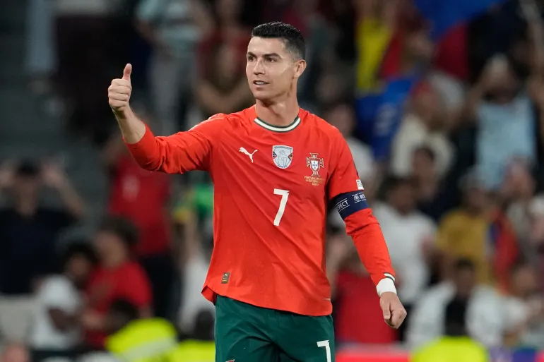 Cristiano Ronaldo del Portogallo festeggia dopo aver segnato durante una partita di calcio di qualificazione del Gruppo F alla Coppa del Mondo 2026 tra Portogallo e Ungheria a Lisbona, martedì 14 ottobre 2025. (AP Photo/Armando Franca)