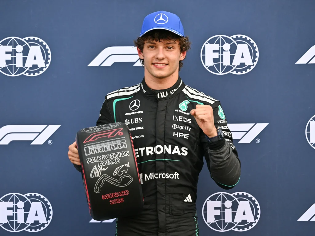 Il teenager Antonelli conquista la pole di Monaco con il 'giro magico' per la Mercedes