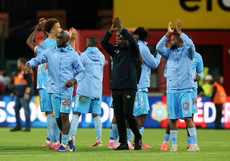 Meschack Elia della Repubblica Democratica del Congo e i membri della squadra applaudono i tifosi dopo la partita