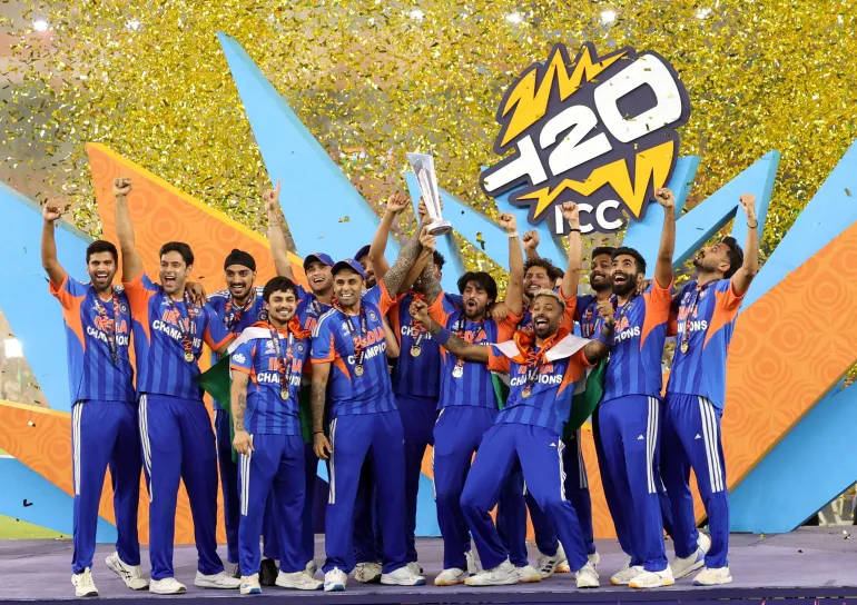 Cricket - Coppa del mondo T20 maschile ICC 2026 - finale - India contro Nuova Zelanda - Stadio Narendra Modi, Ahmedabad, India - 8 marzo 2026 Suryakumar Yadav indiano solleva il trofeo mentre festeggia con i compagni di squadra dopo aver vinto la Coppa del mondo T20 maschile ICC REUTERS/Amit Dave IMMAGINI TPX DEL GIORNO