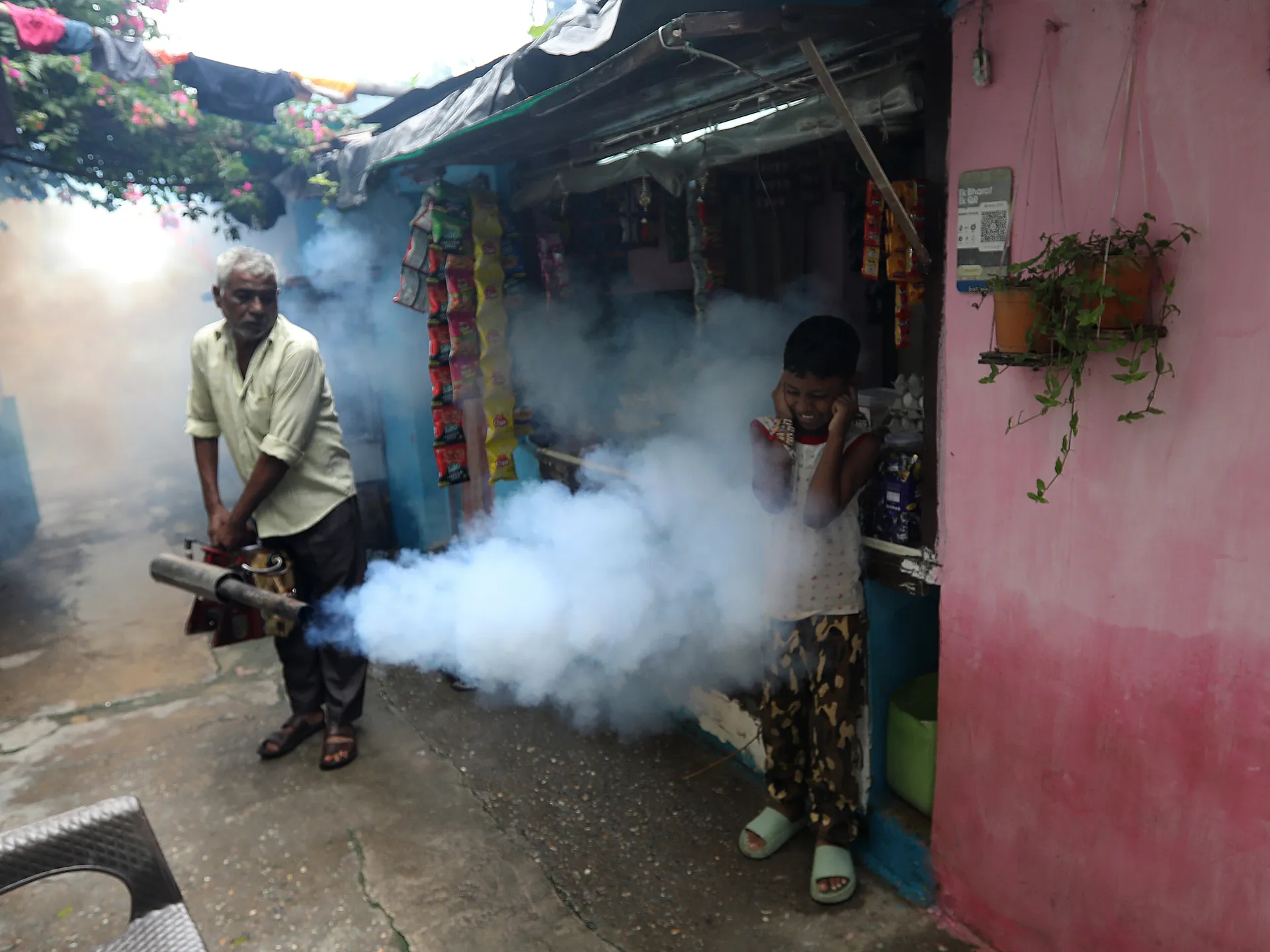 Perché la crisi mortale della dengue in India non è più limitata ai monsoni