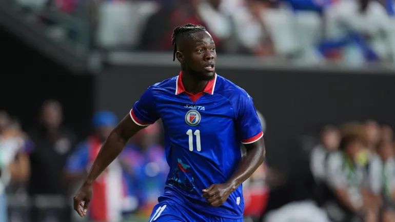 L'attaccante haitiano Louicius Deedson corre in campo durante la prima metà di una partita di calcio amichevole internazionale contro il Perù, venerdì 5 giugno 2026, a Miami. (AP Photo/Rebecca Blackwell)
