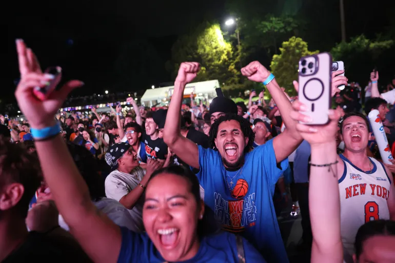 I fan dei New York Knicks festeggiano durante una festa all'interno di Central Park durante la partita 4 della serie di basket delle finali NBA tra i Knicks e i San Antonio Spurs, mercoledì 10 giugno 2026, a New York. (Foto AP/Heather Khalifa)